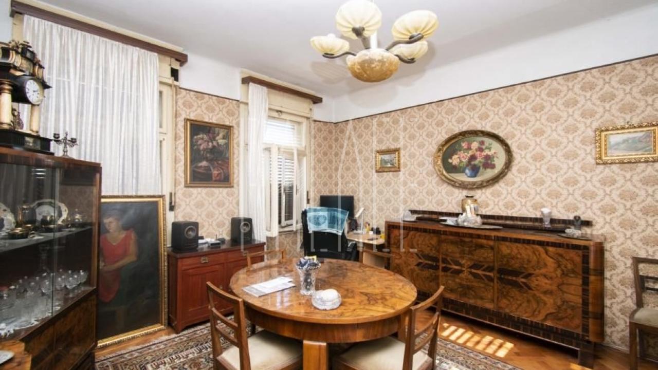 Prodaje se prostrani stan na jedinstvenoj lokaciji u centru Šibenika!