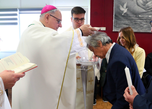 Biskup Rogić u Cvjetnom domu krstio 78-godišnjaka