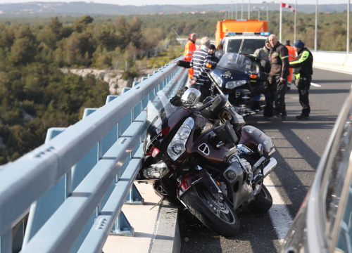 Teže ozlijeđen motociklist, suvozačica se bori za život: Od siline udara preletjeli na suprotnu traku autoceste