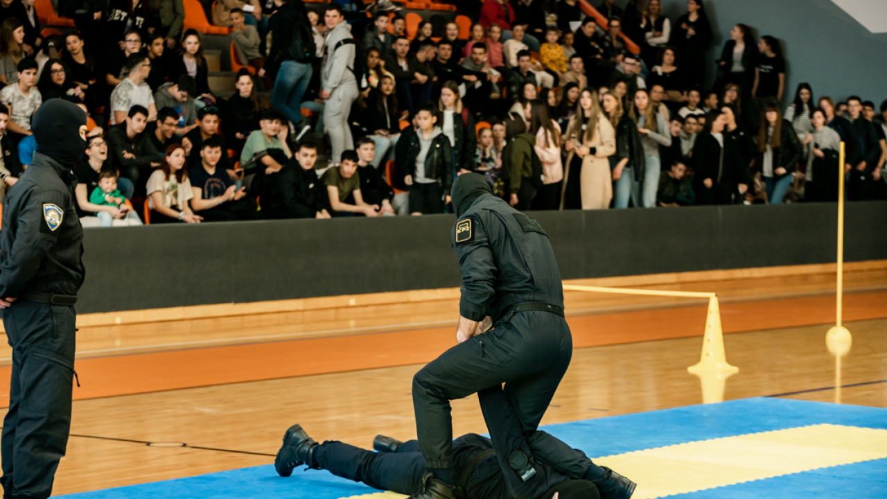 Tribine na Baldekinu pune, policija zauzela teren: Tko želi postati policajac?