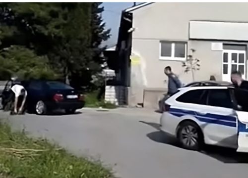 Mladić BMW-om driftao na parkingu u Splitu, došla policija pa se zabio u njih