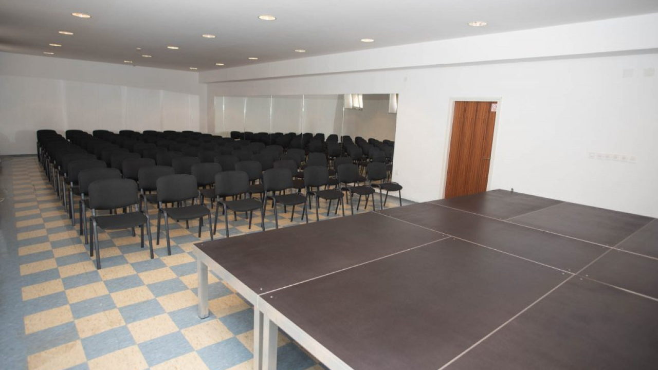 Stari prostor kninske knjižnice opremljen binom i stolicama za kazališne predstave