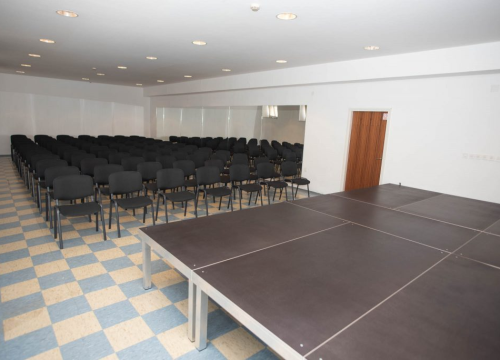 Stari prostor kninske knjižnice opremljen binom i stolicama za kazališne predstave