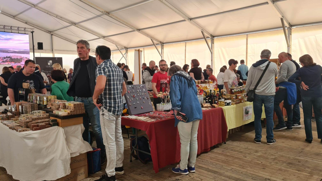 Gužva i drugog dana Sajma agroturizma u Skradinu: Još stignete kupiti domaće proizvode