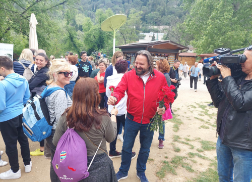 SDP-ovci na Praznik rada dijelili karanfile posjetiteljima na Skradinskom buku: 'Radnička prava ujedno su i ljudska prava'