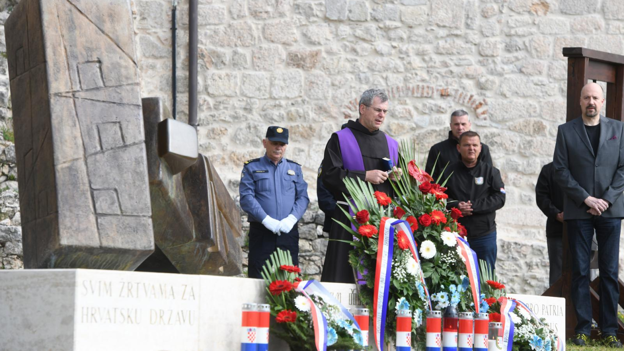 Polaganjem vijenaca na Kninskoj tvrđavi obilježena 32. obljetnica napada na Potkonje i Vrpolje