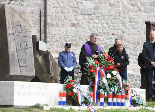 Polaganjem vijenaca na Kninskoj tvrđavi obilježena 32. obljetnica napada na Potkonje i Vrpolje