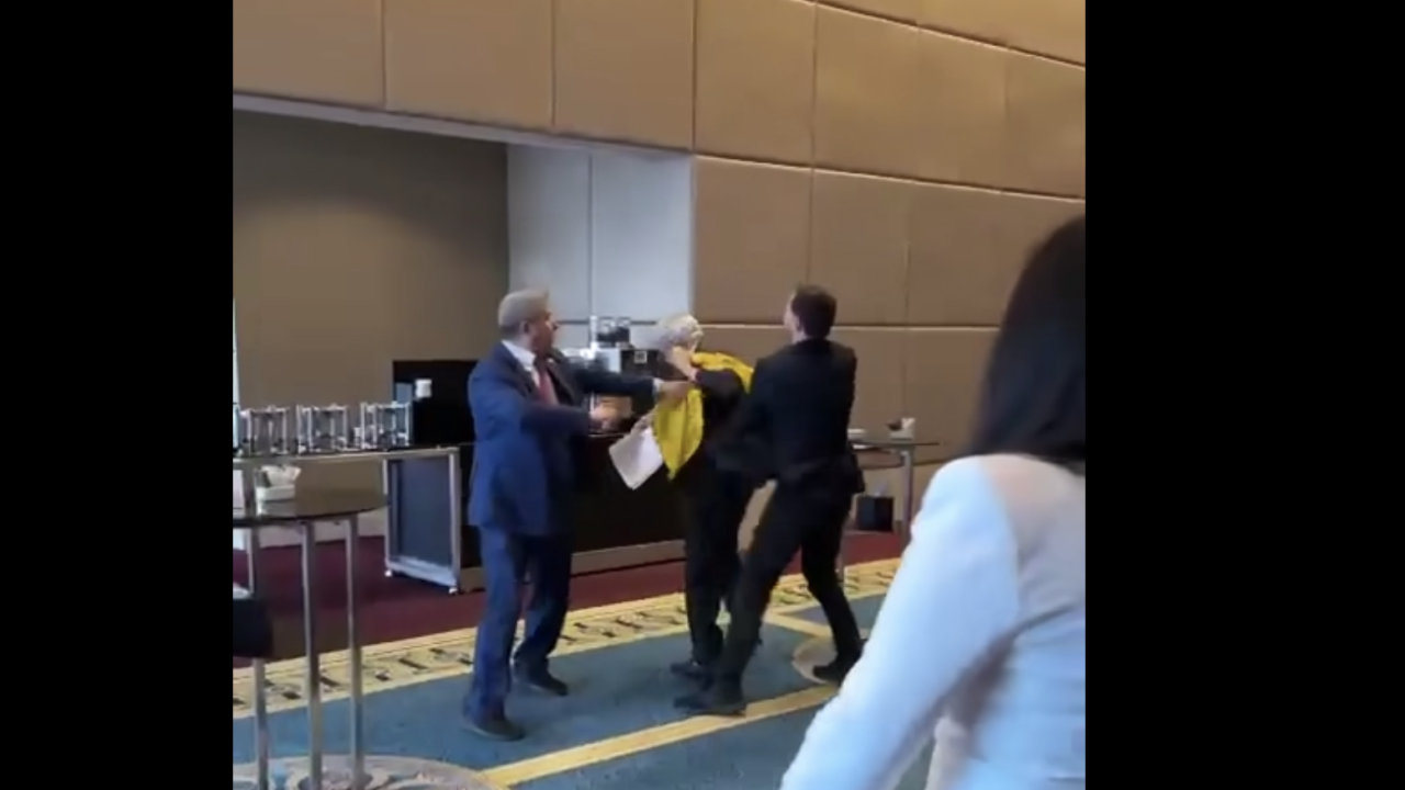 Ruski izaslanik ukrajinskom uzeo zastavu pa dobio batine