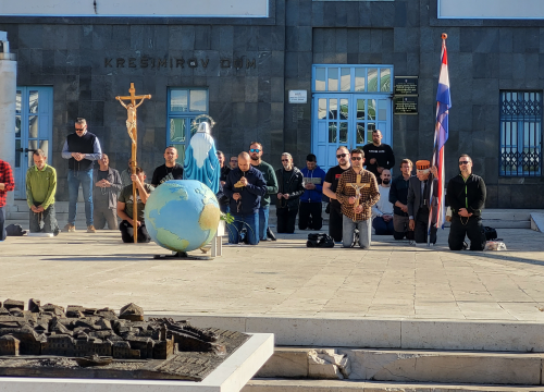 Fotografija 4 - Molitelji i aktivisti dogurali do početka predsezone: Turisti dobili dodatni sadržaj