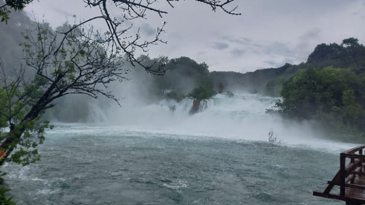 Krka se izlijeva iz korita, do daljnjega nije moguć posjet Skradinskom buku i Roškom slapu