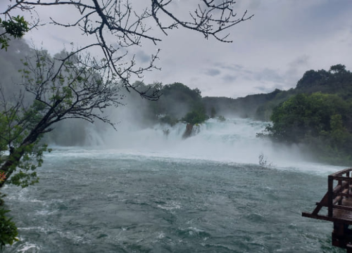 Krka se izlijeva iz korita, do daljnjega nije moguć posjet Skradinskom buku i Roškom slapu