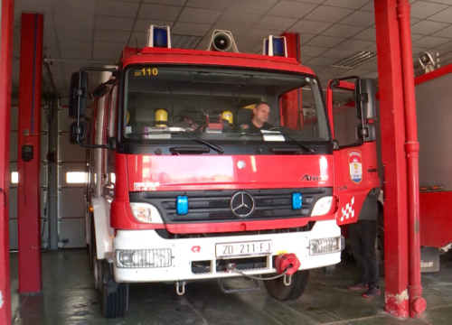 Vatrogasci noćas intervenirali kod Knina zbog tehničke intervencije u prometu