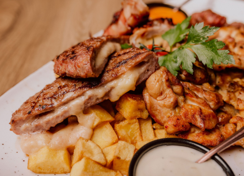 Fotografija 36 - Isprobajte nenadmašne mesne plate u bistrou 'Kod starog'!