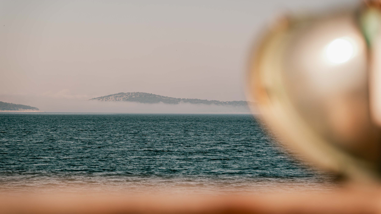 Nestvarni prizori s Tijata: Obonjan i Zmajan ‘lebde’ nad morem prekrivenim maglom