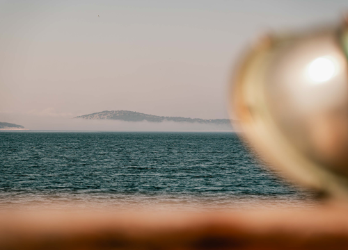 Fotografija 1 - Nestvarni prizori s Tijata: Obonjan i Zmajan ‘lebde’ nad morem prekrivenim maglom