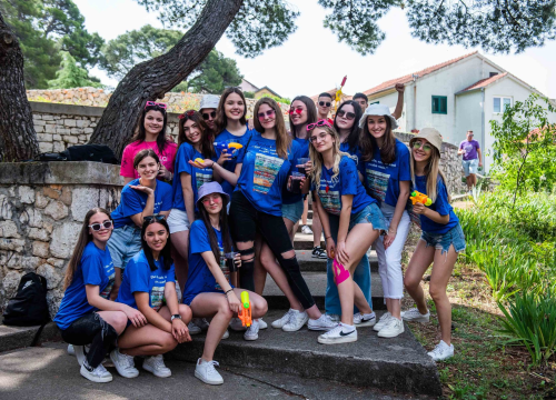 Danas je njihov dan: Maturanti se od jutra okupljaju ispred svojih škola