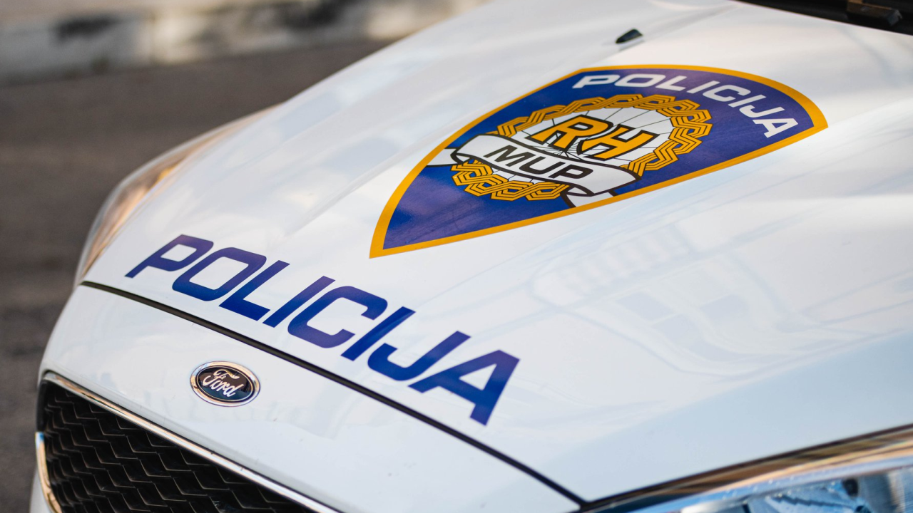 U Ražinama sudar maloljetnog biciklista i automobila, kod Dumbočice stranac autom pogodio znak