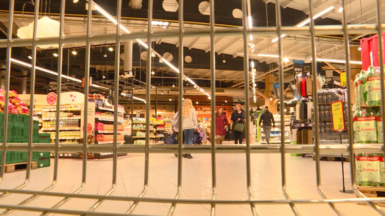 Ukoliko trebate u kupovinu, danas se nećete usrećiti osim na benzinskim pumpama