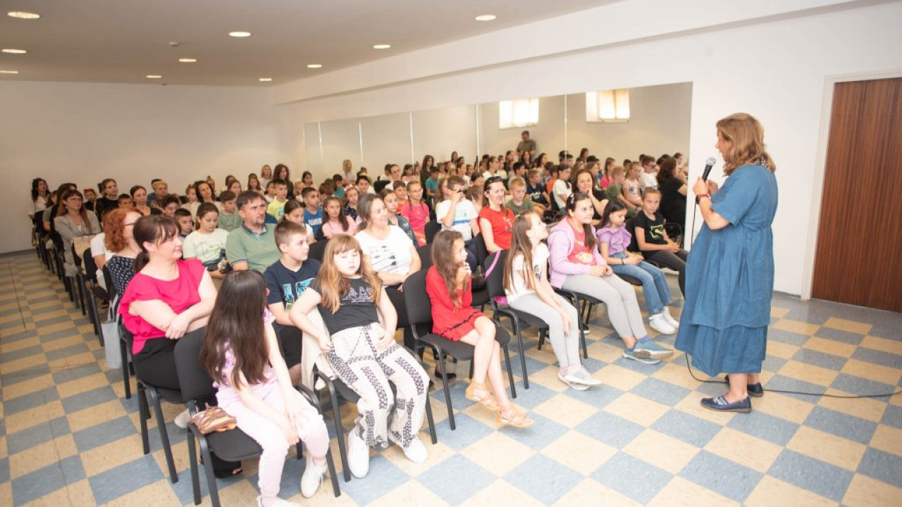 Edukativan i veseo susret Sanje Polak sa svojim mladim čitateljima u Kninu