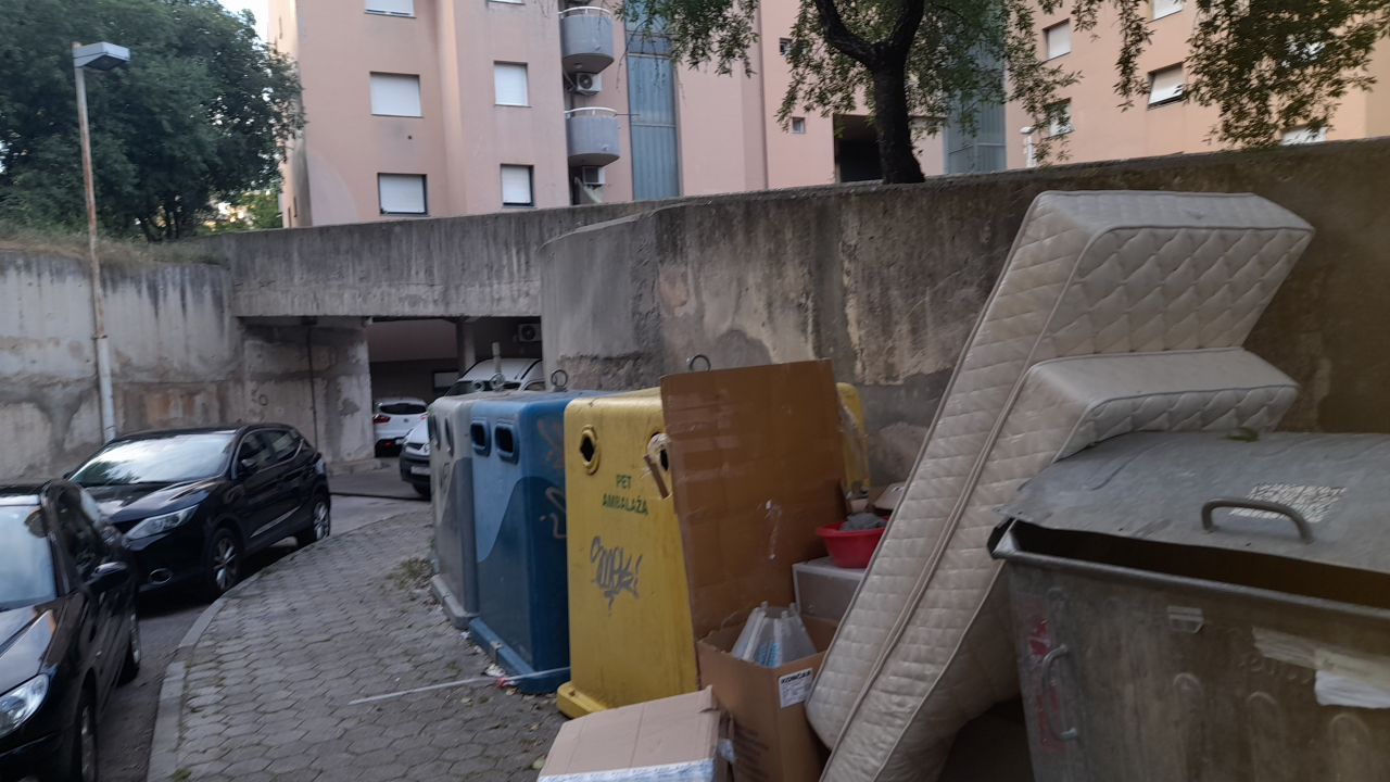 Novi dan, novo smeće: Šibenčani krupni otpad ostavljaju gdje stignu, Zeleni grad ne kupi reciklirani