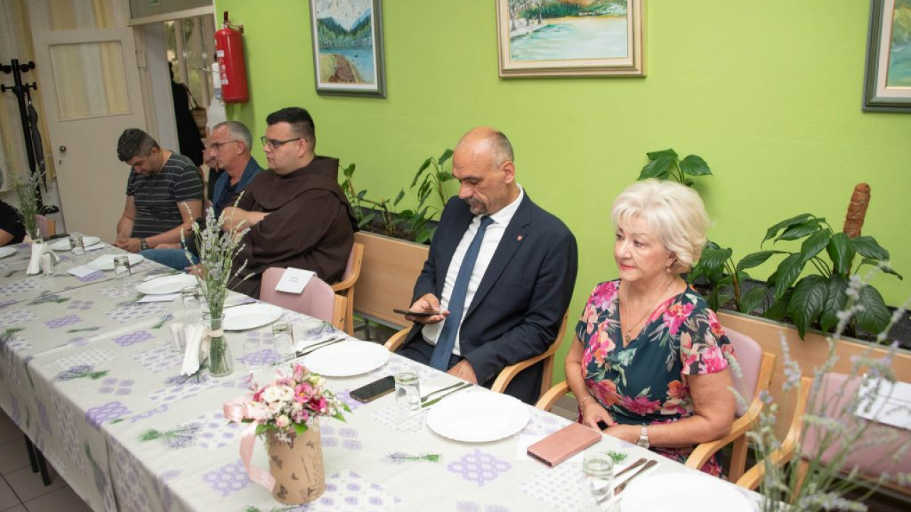 Druženje u Domu za starije i nemoćne Knin povodom uređenja okoliša