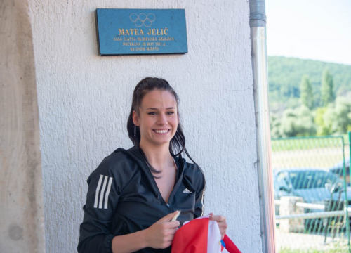 Matea Jelić dobila u Kninu svoju ploču
