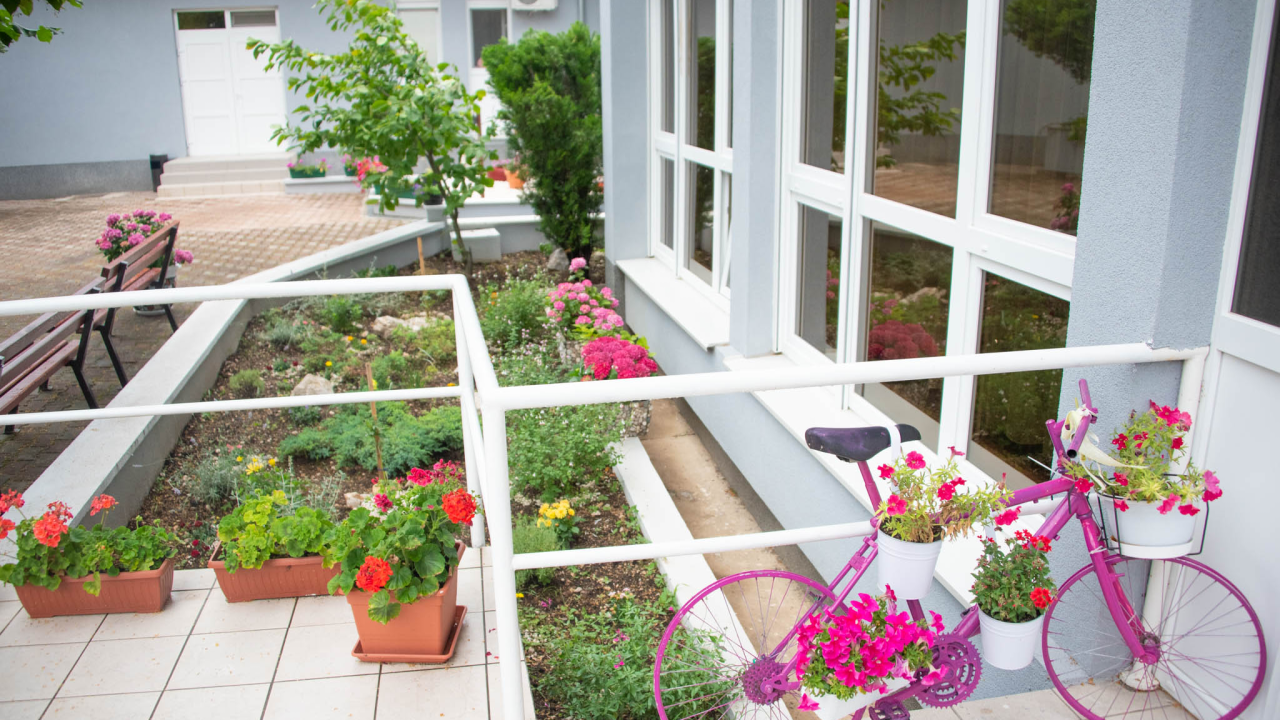 Uređen okoliš Doma za starije i nemoćne Knin