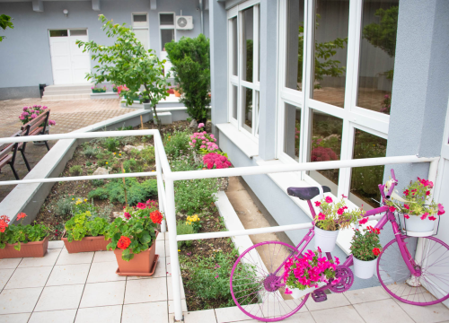 Uređen okoliš Doma za starije i nemoćne Knin