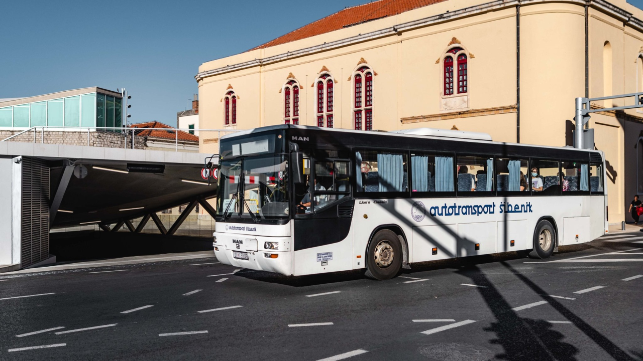 Sve je isto ko i lani: Ukinuta jutarnja autobusna linija Šibenik-Drniš-Knin, desetak redovnih putnika ostavljeno na cjedilu