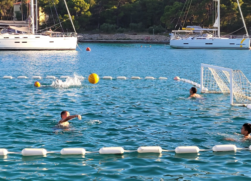 Fotografija 4 - Povijesna utakmica za Prvić Luku: Kako je vaterpolo uzburkao usnulu valu...