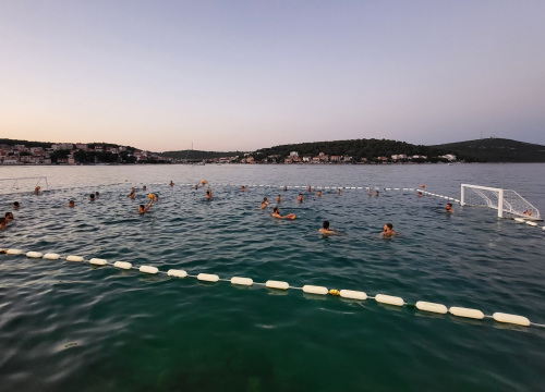 Fotografija 5 - Povijesna utakmica za Prvić Luku: Kako je vaterpolo uzburkao usnulu valu...