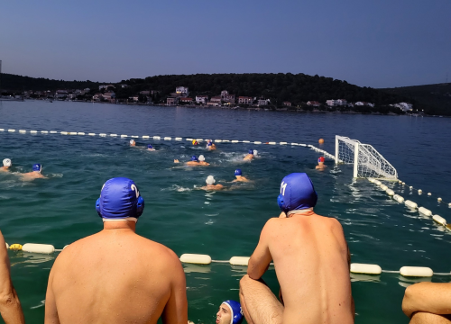 Fotografija 7 - Povijesna utakmica za Prvić Luku: Kako je vaterpolo uzburkao usnulu valu...