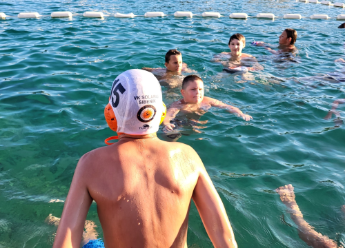 Fotografija 12 - Povijesna utakmica za Prvić Luku: Kako je vaterpolo uzburkao usnulu valu...