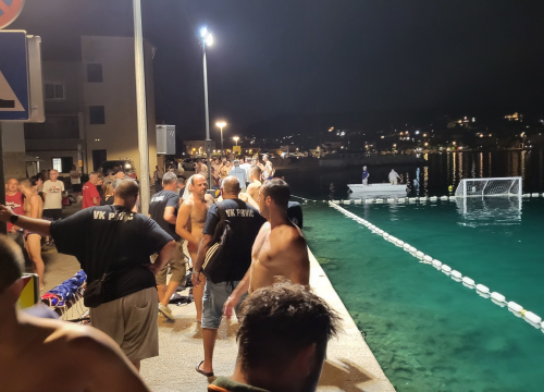Fotografija 14 - Povijesna utakmica za Prvić Luku: Kako je vaterpolo uzburkao usnulu valu...