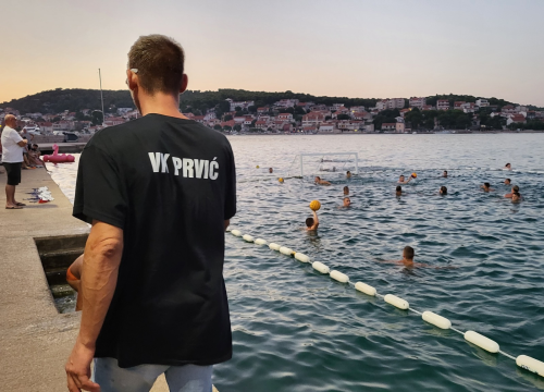 Fotografija 23 - Povijesna utakmica za Prvić Luku: Kako je vaterpolo uzburkao usnulu valu...