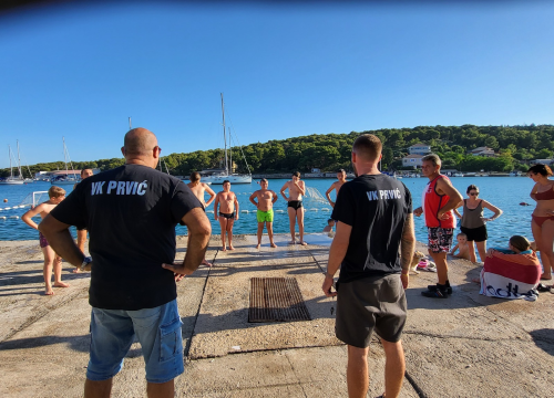 Fotografija 32 - Povijesna utakmica za Prvić Luku: Kako je vaterpolo uzburkao usnulu valu...