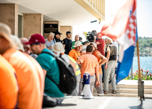 Fotografija 9 - Radnici Cesta Šibenik održali novi prosvjed: 'Župan uništava ovu tvrtku i ove ljude'