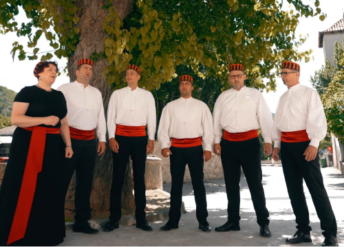 Klapa Skradinski buk pjesmu posvetila 'Crljenoj kapi' narodne nošnje
