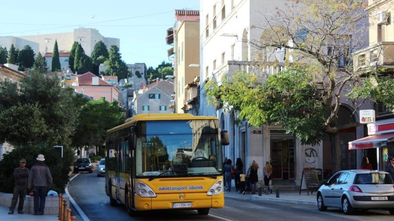 Oglasila se Županija: Ponovno je uspostavljena jutarnja autobusna linija iz Šibenika za Drniš i Knin