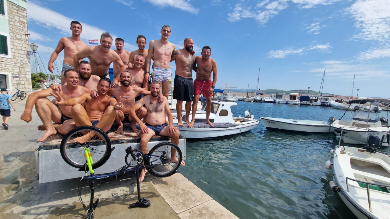 Vječni mladići odlučili vratiti običaj skakanja u more na Vodičku feštu