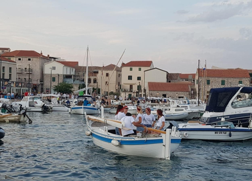 Fotografija 3 - Betinske 'Šinjorine' primile se vesla i u drvenoj gajeti natječu se na regati: 'Nije baš lagano, ali baka nam je dala pokoji savjet'