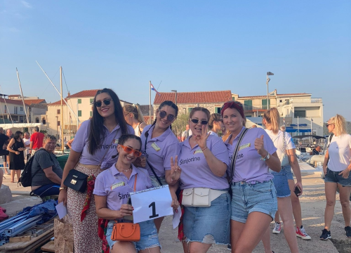 Fotografija 4 - Betinske 'Šinjorine' primile se vesla i u drvenoj gajeti natječu se na regati: 'Nije baš lagano, ali baka nam je dala pokoji savjet'