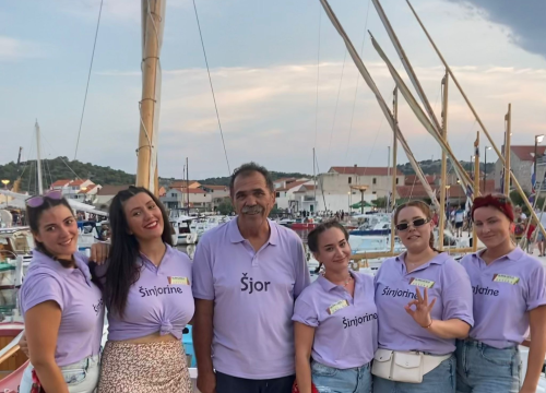 Betinske 'Šinjorine' primile se vesla i u drvenoj gajeti natječu se na regati: 'Nije baš lagano, ali baka nam je dala pokoji savjet'