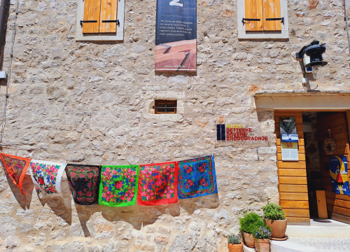 U Betini izložba o ženama koje su svoj život posvetile mužu brodograditelju