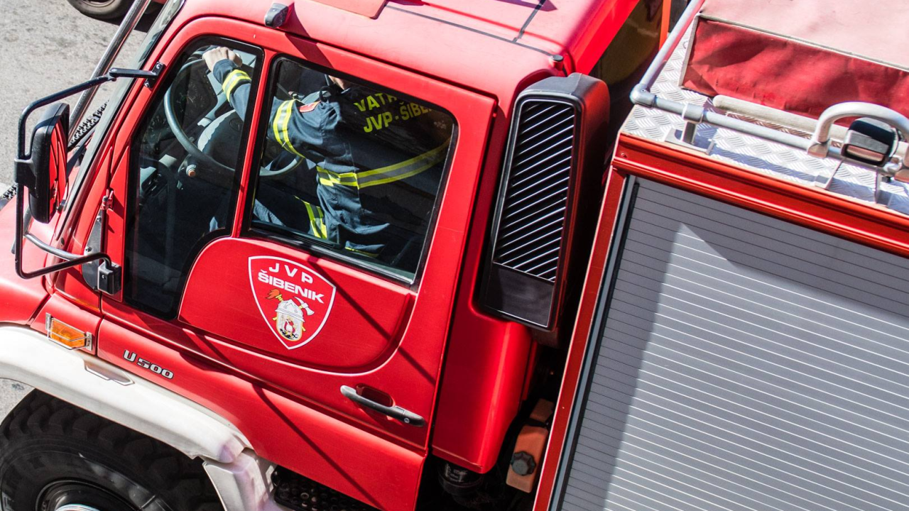 Vatrogasci u zadnja 24 sata gasili požare otvorenog prostora u Siveriću, Kistanjama i Očestovu