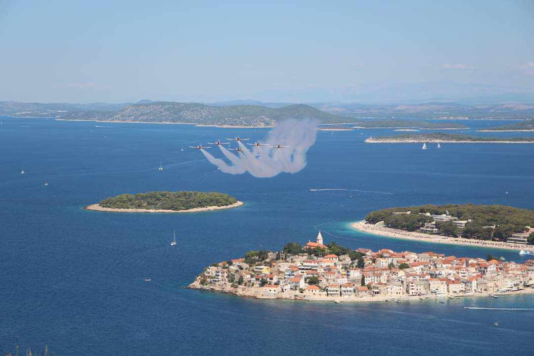 Krila Oluje preletjela Primošten: Evo kako su izgledala