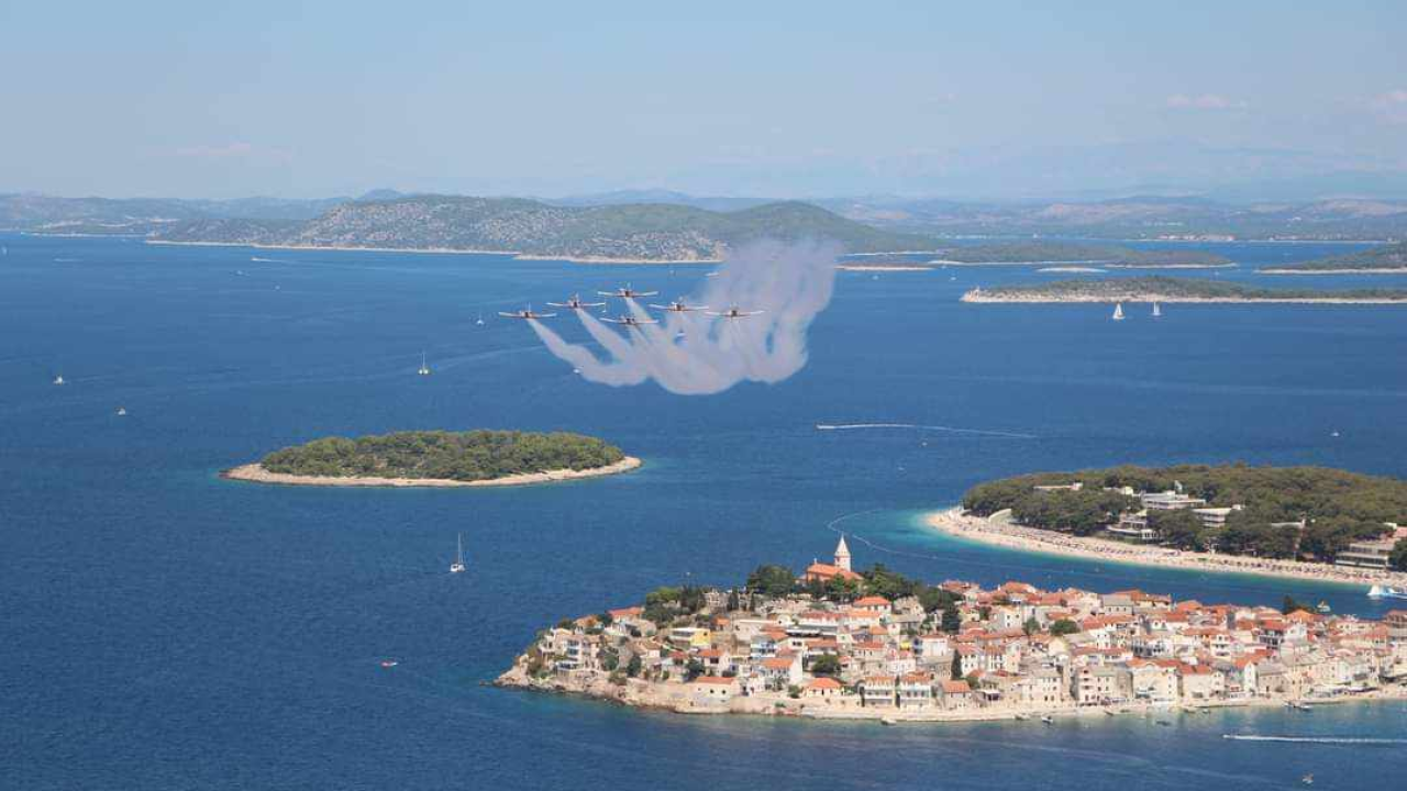 Krila Oluje preletjela Primošten: Evo kako su izgledala