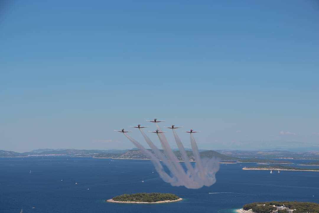 Krila Oluje preletjela Primošten: Evo kako su izgledala