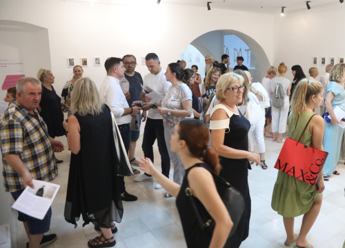 Otvorena izložba Duje Kodžomana, nastala je fotografiranjem gramatičkih i pravopisnih pogreški