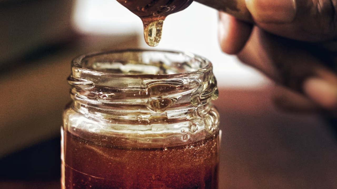 Bolničarka objasnila zašto djetetu nikada ne smijemo dati med kad kašlje